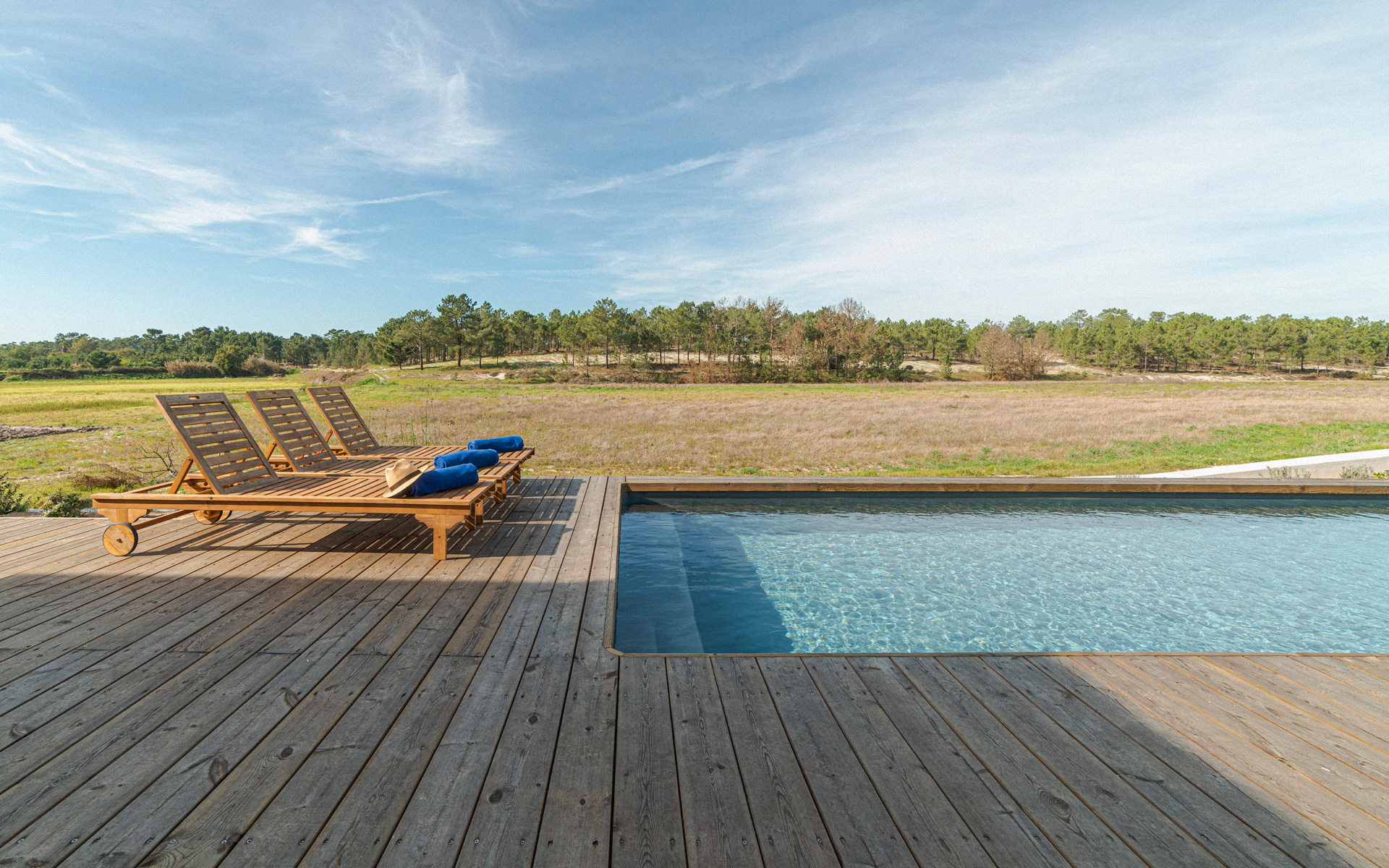 Deck contour piscine et marches