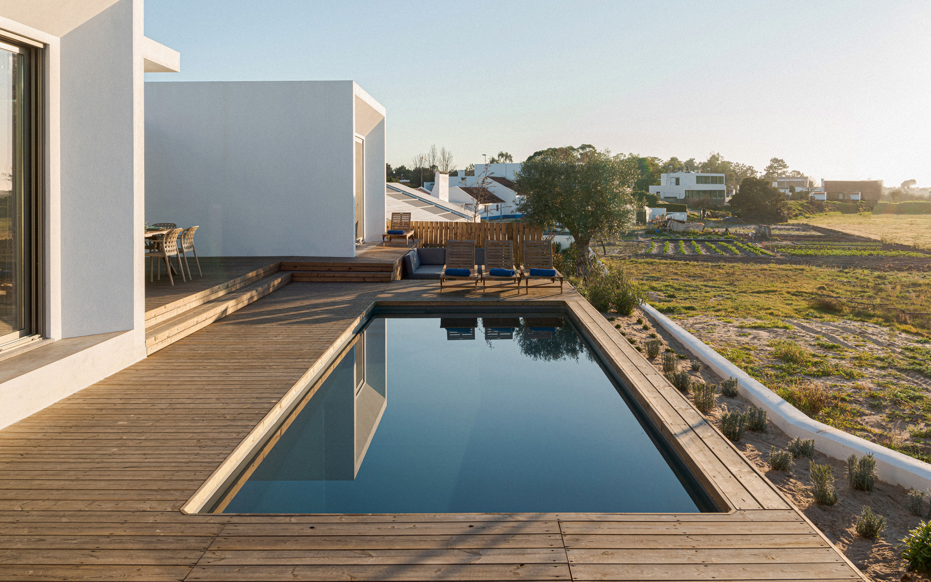 Deck contour piscine et marches